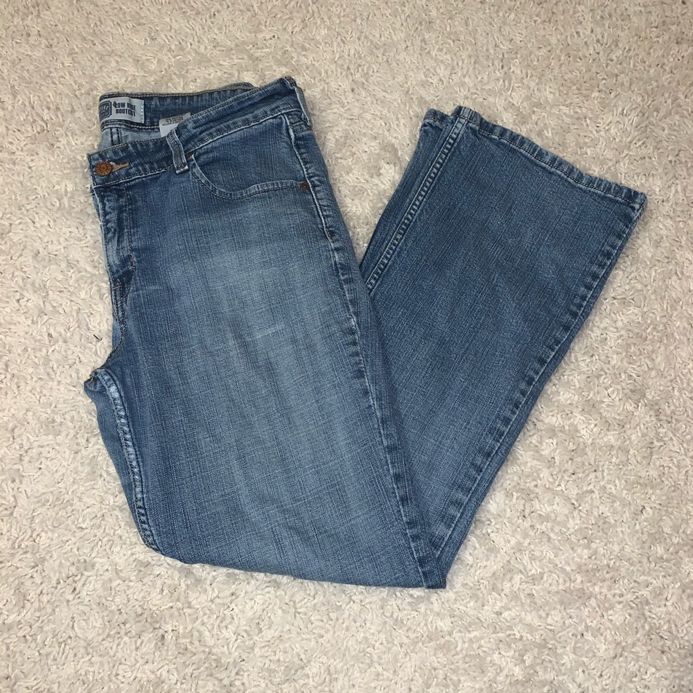 Levi signature low rise boot cut light denim jeans